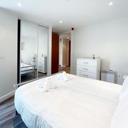 Seaview Boutique One-Bedroom Apt Суонзи Екстериор снимка