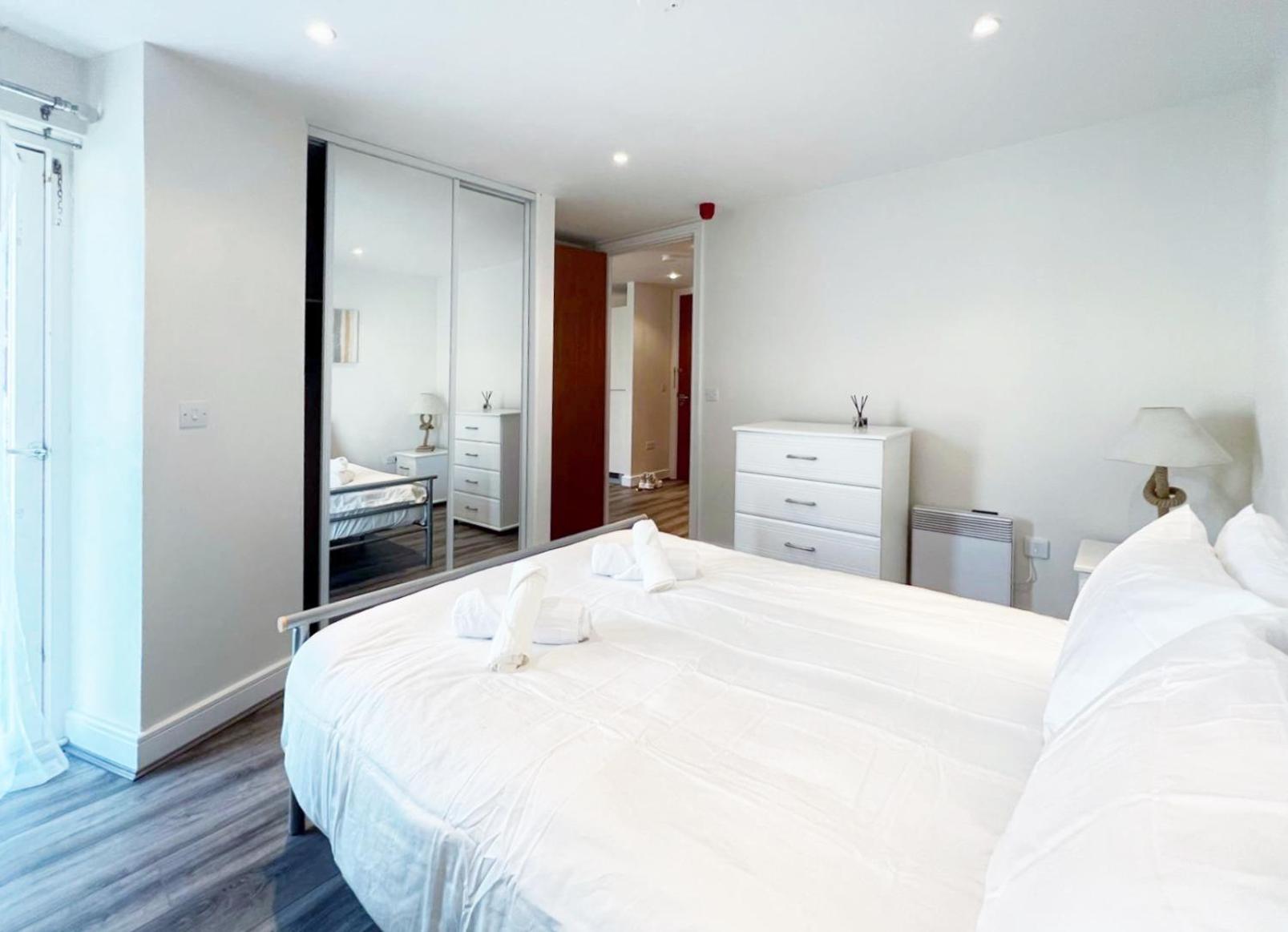 Seaview Boutique One-Bedroom Apt Суонзи Екстериор снимка