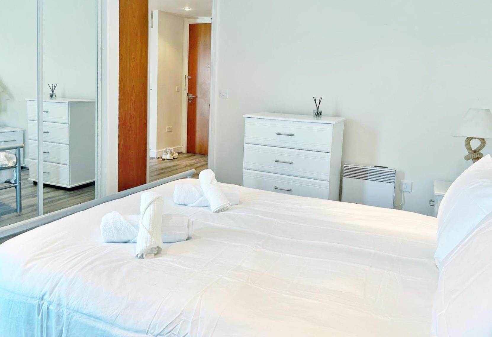 Seaview Boutique One-Bedroom Apt Суонзи Екстериор снимка